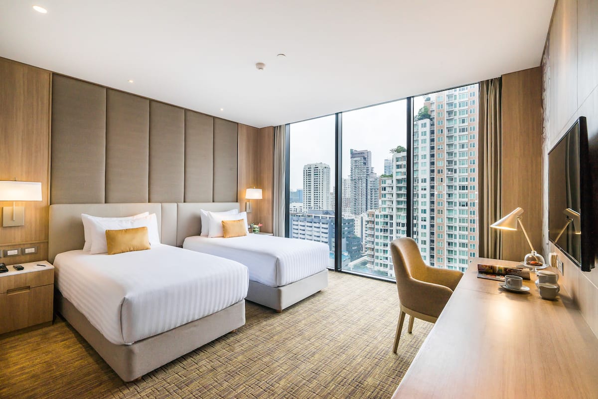 Grand Premier Twin Room | Bar mini, peti besi dalam bilik, meja, ruang kerja komputer riba