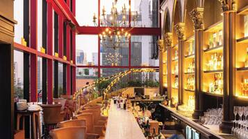 2 bars/lounges, cocktail bar