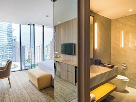 Grand Premier King Room | Een minibar, een kluis op de kamer, een bureau, een laptopwerkplek