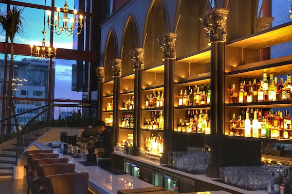 2 bars/lounges, cocktail bar