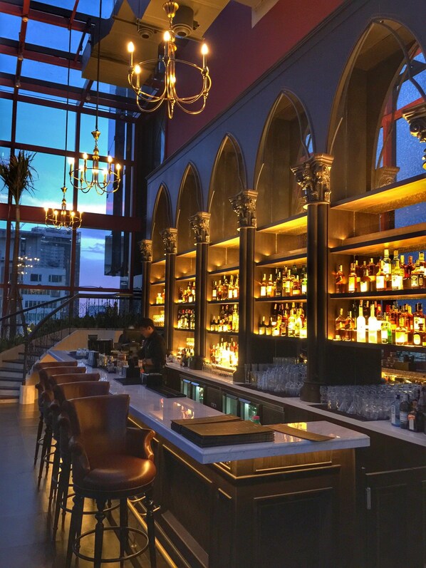 2 bars/lounges, cocktail bar - SKYVIEW Hotel Bangkok (Bangkok)
