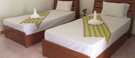 Standard Twin Room | Desk, free WiFi, bed sheets