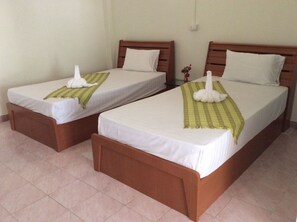 Quarto duplo standard | Escrivaninha, Wi-Fi de cortesia, roupa de cama
