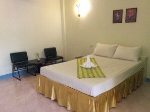 Standard Double Room | Desk, free WiFi, bed sheets - Money Resort (Pattaya)