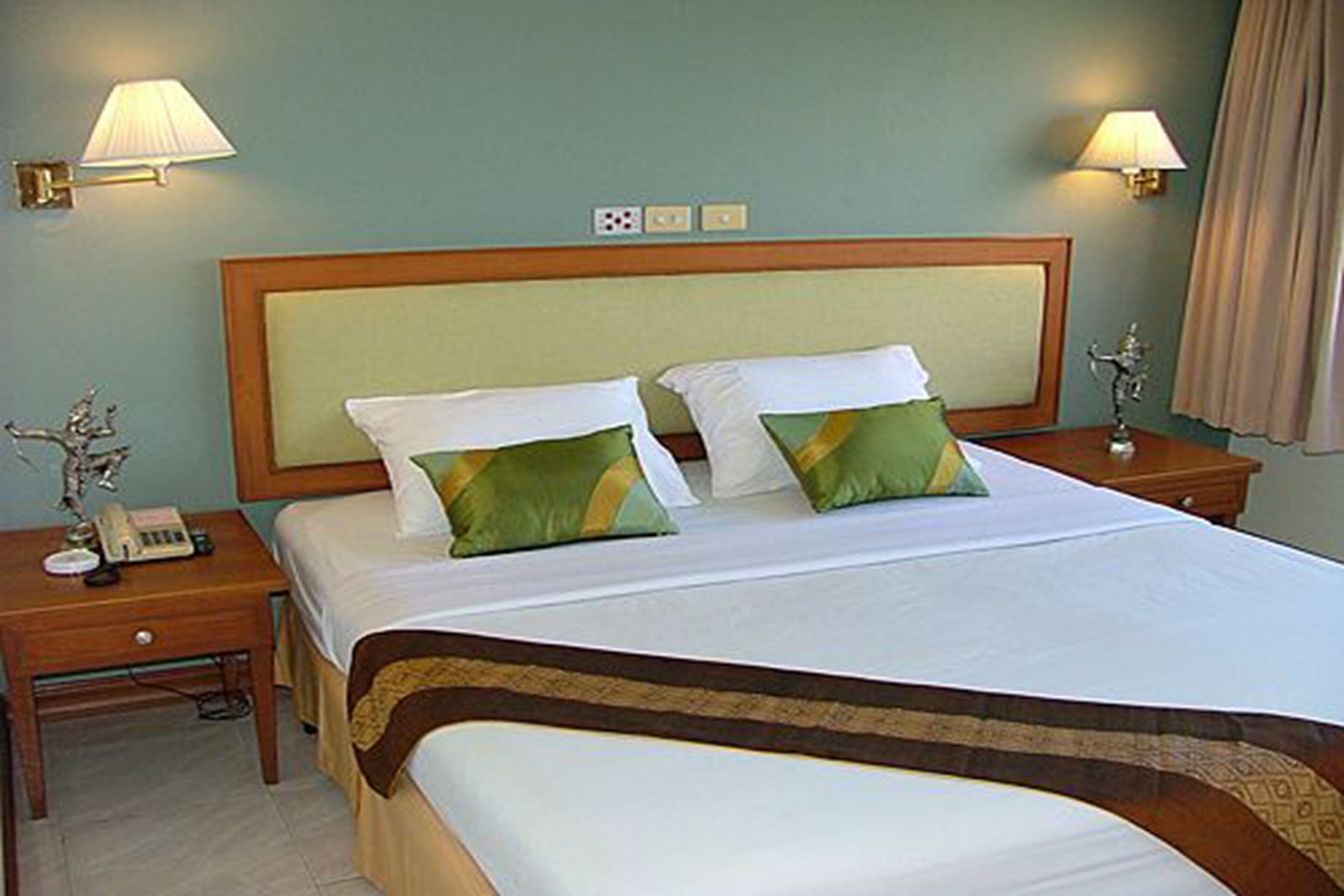 In-room safe, desk, free WiFi