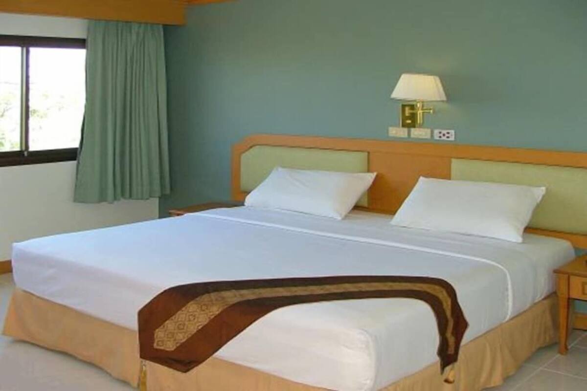 In-room safe, desk, free WiFi
