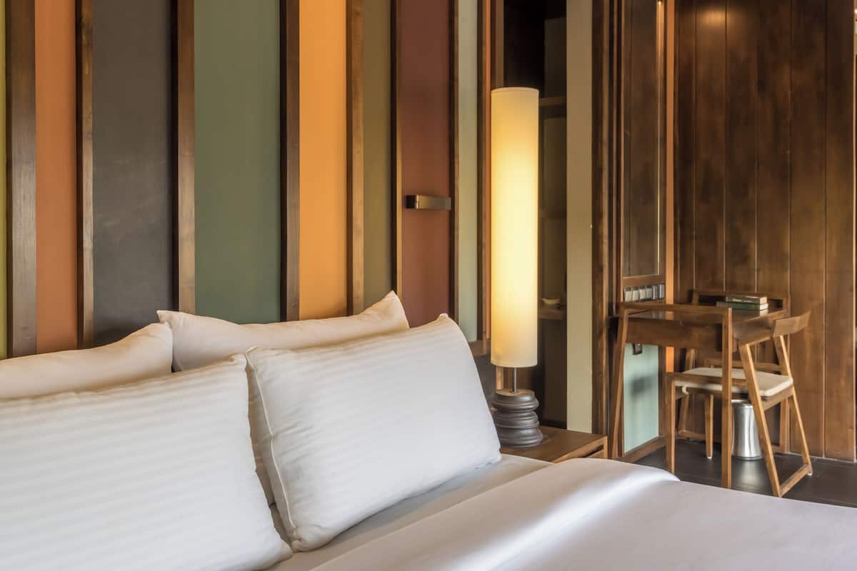 deluxe double room | minibar, in-room safe, desk, blackout curtains
