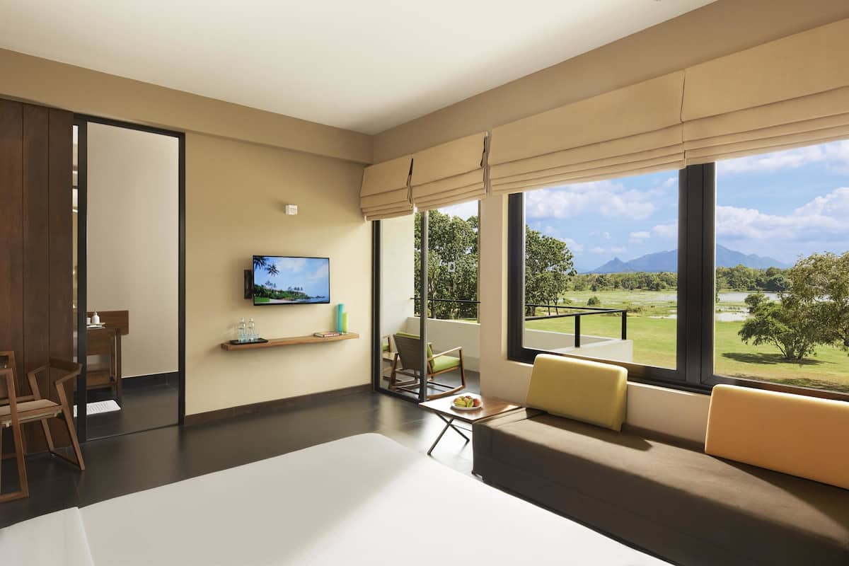 deluxe double room | minibar, in-room safe, desk, blackout curtains