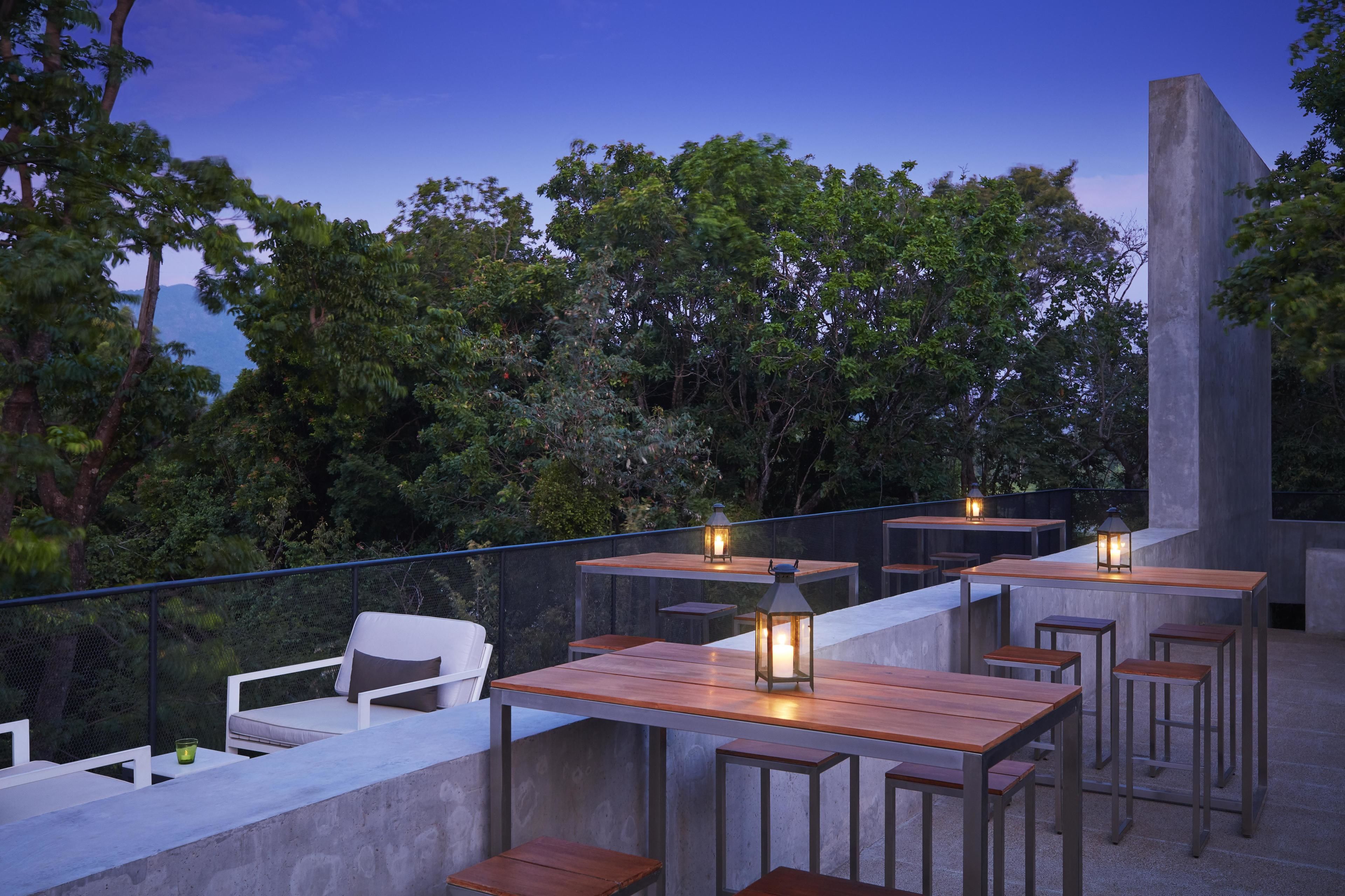 2 bars/lounges, poolside bar