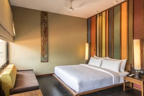 Super Deluxe Double Room | Minibar, värdeförvaringsskåp på rummet och skrivbord