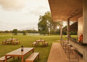 Poolside bar - Jetwing Lake (Dambulla)