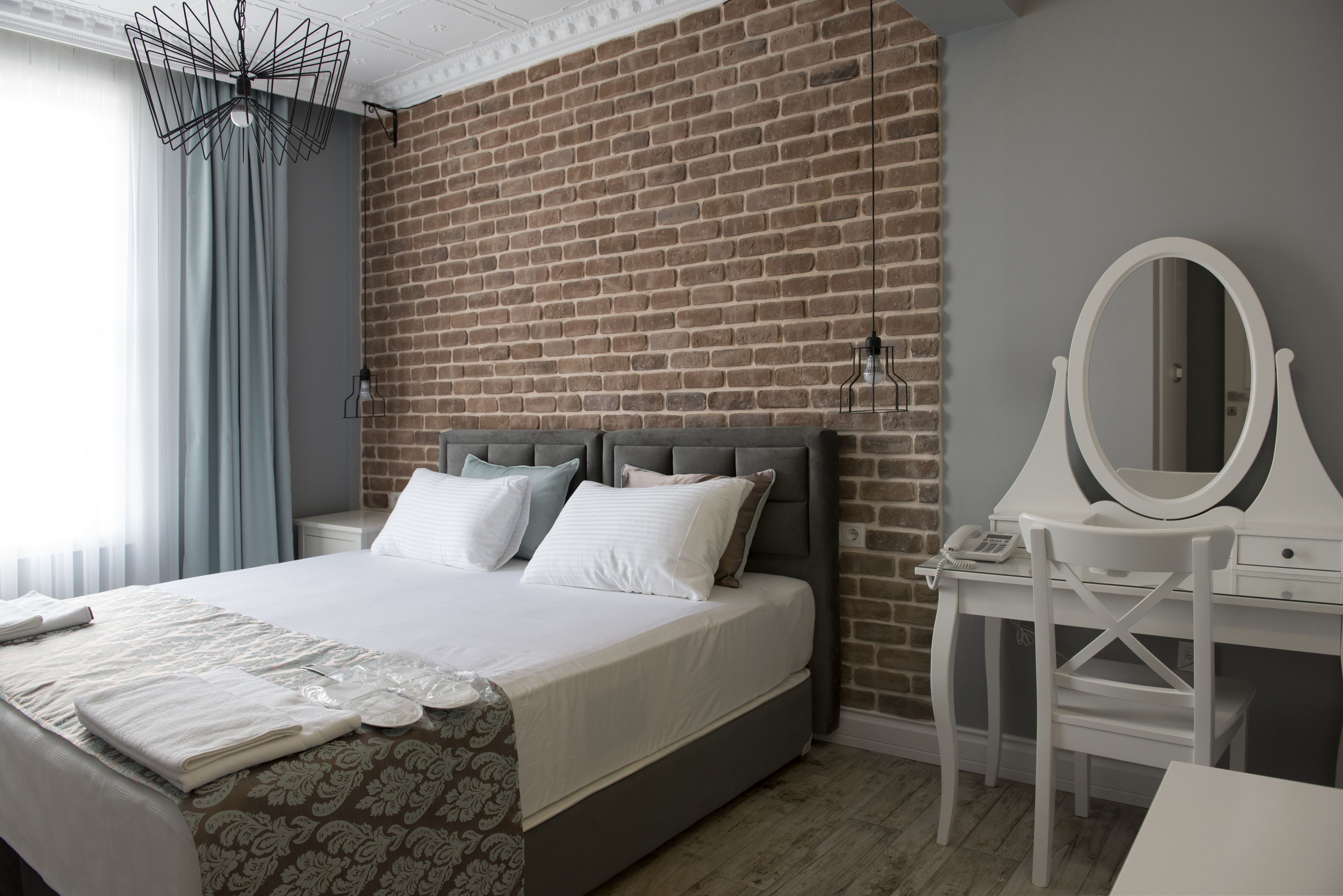 egyptian cotton sheets, premium bedding, in-room safe, desk