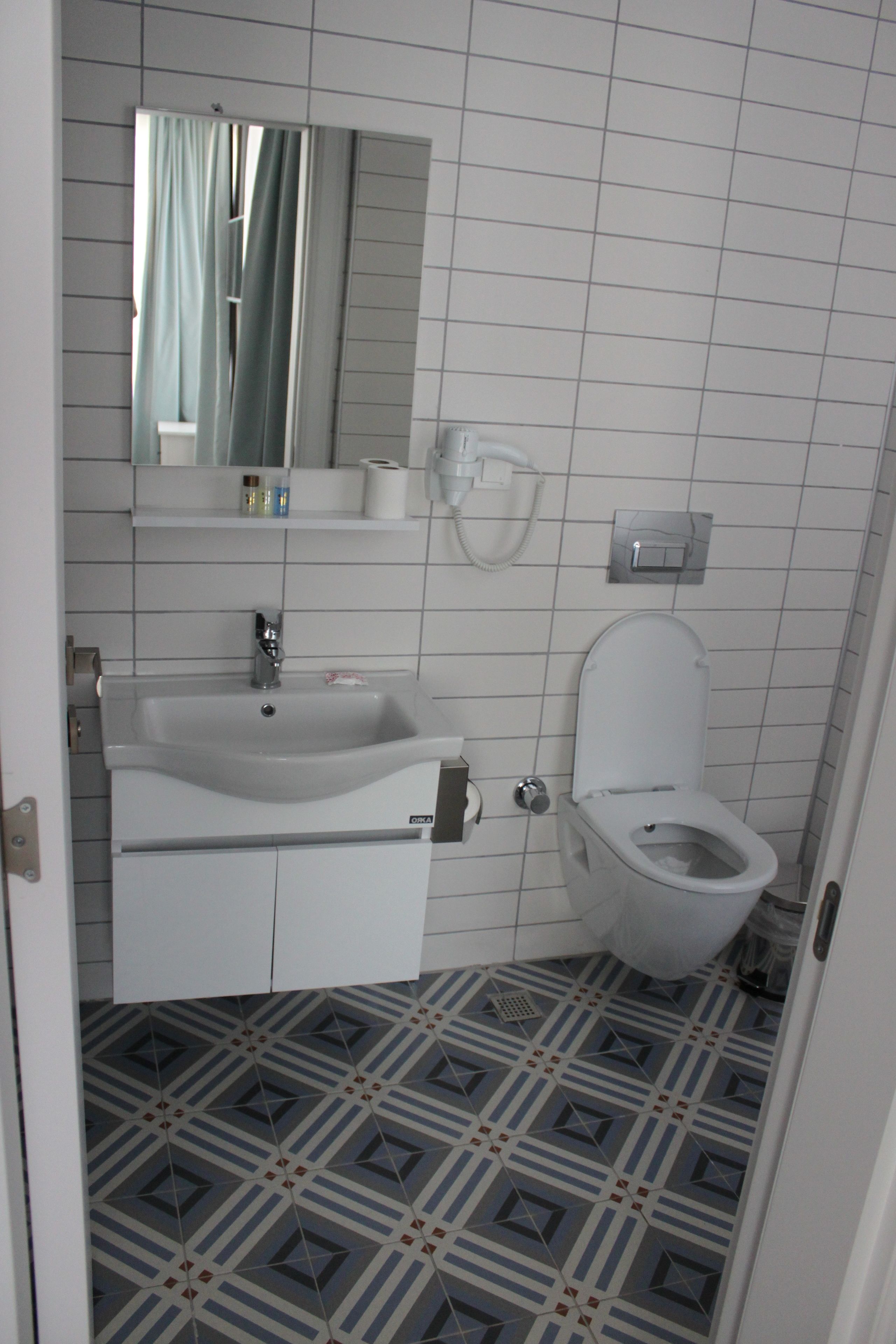 deluxe twin room | bathroom | shower, rainfall showerhead, free toiletries, hair dryer
