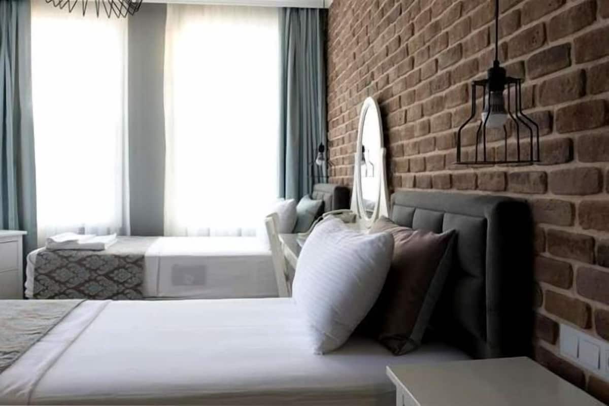 Egyptian cotton sheets, premium bedding, in-room safe, desk