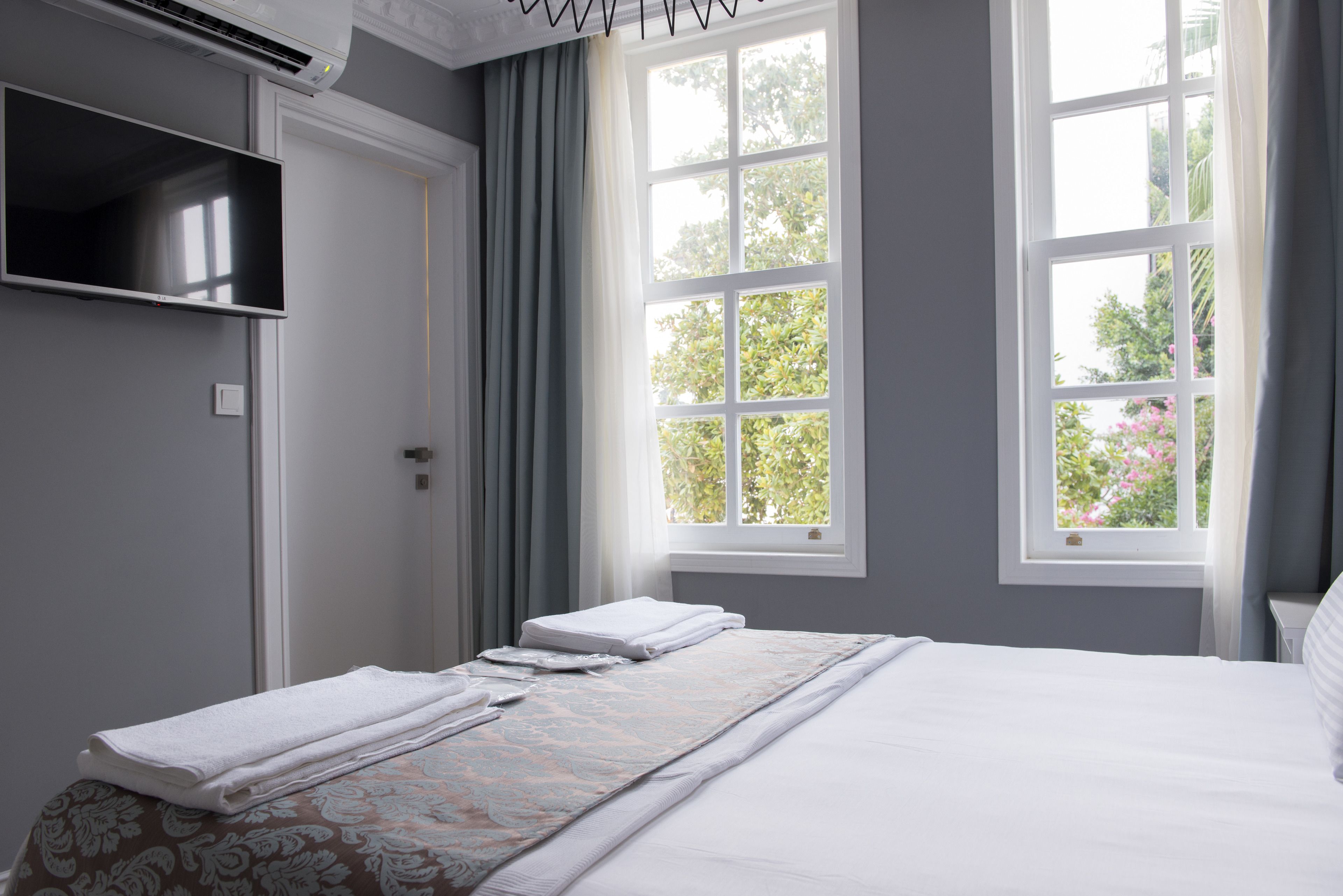 deluxe double room | egyptian cotton sheets, premium bedding, in-room safe, desk