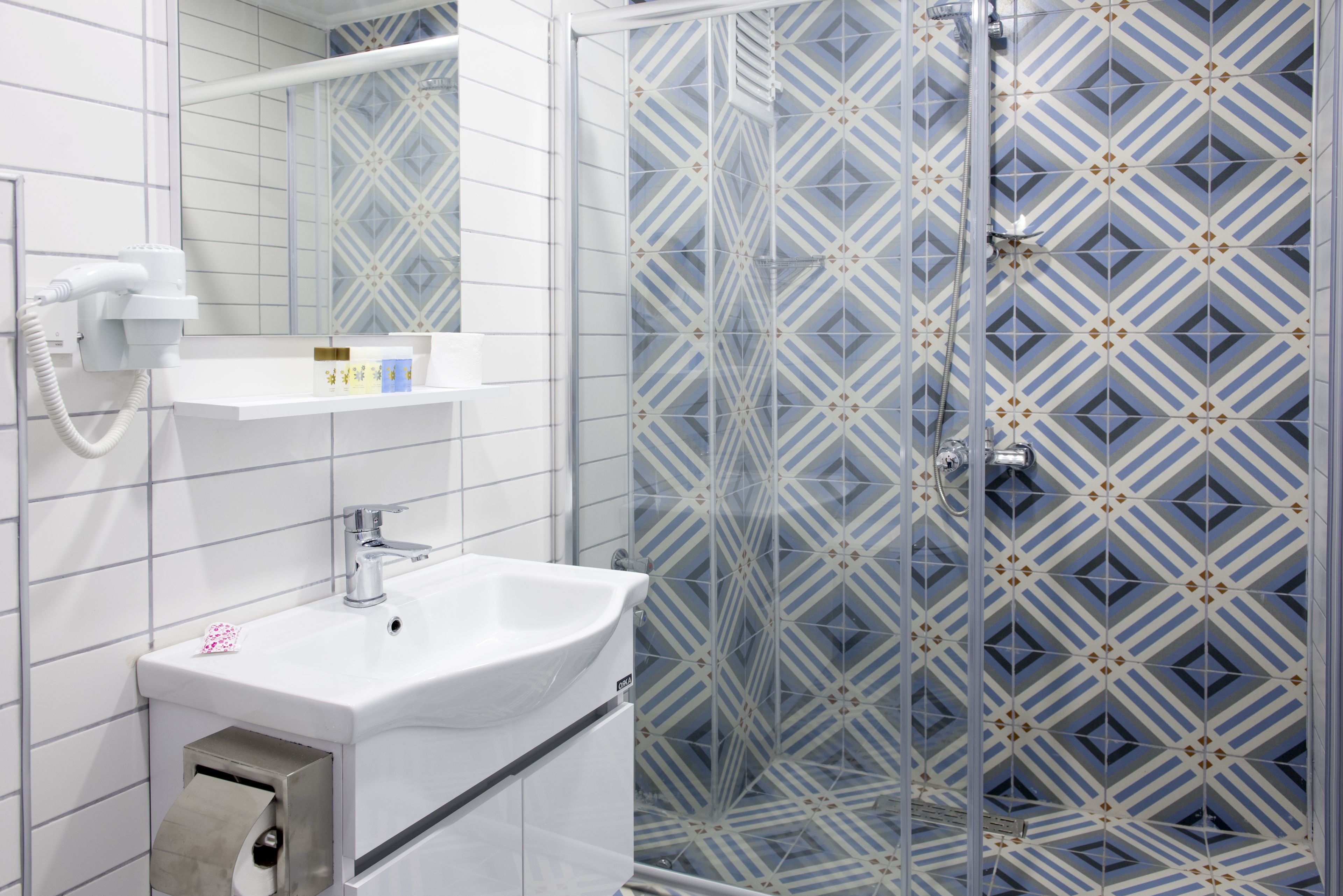 standard room | bathroom | shower, rainfall showerhead, free toiletries, hair dryer