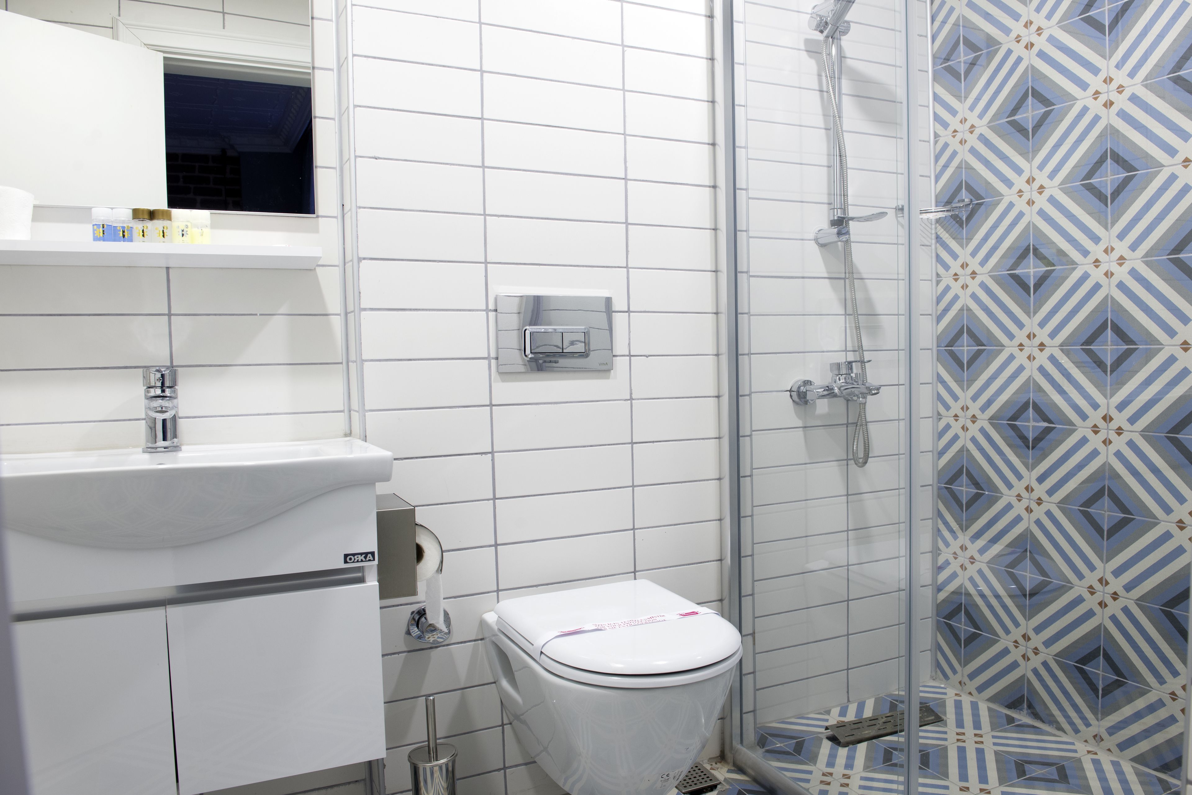 standard room | bathroom | shower, rainfall showerhead, free toiletries, hair dryer