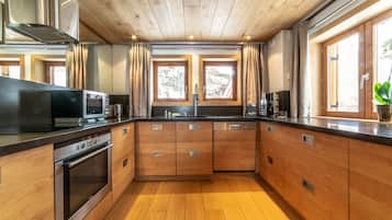 Independent Chalet | Private kitchen | Coffee/tea maker, electric kettle