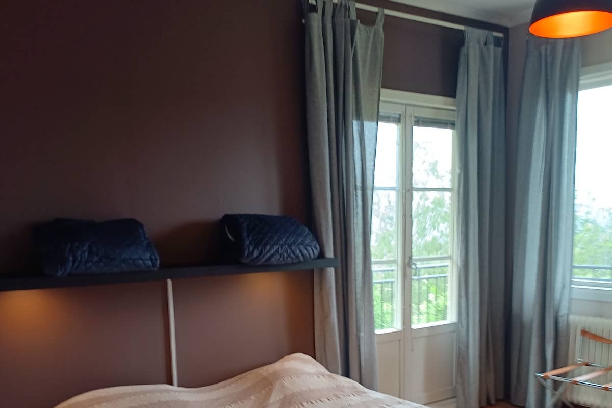 2 slaapkamers, geluiddichte muren, gratis babybedden, beddengoed