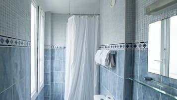 Douche, articles de toilette gratuits, serviettes fournies