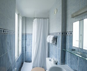 Ducha, artículos de tocador gratuitos, toallas