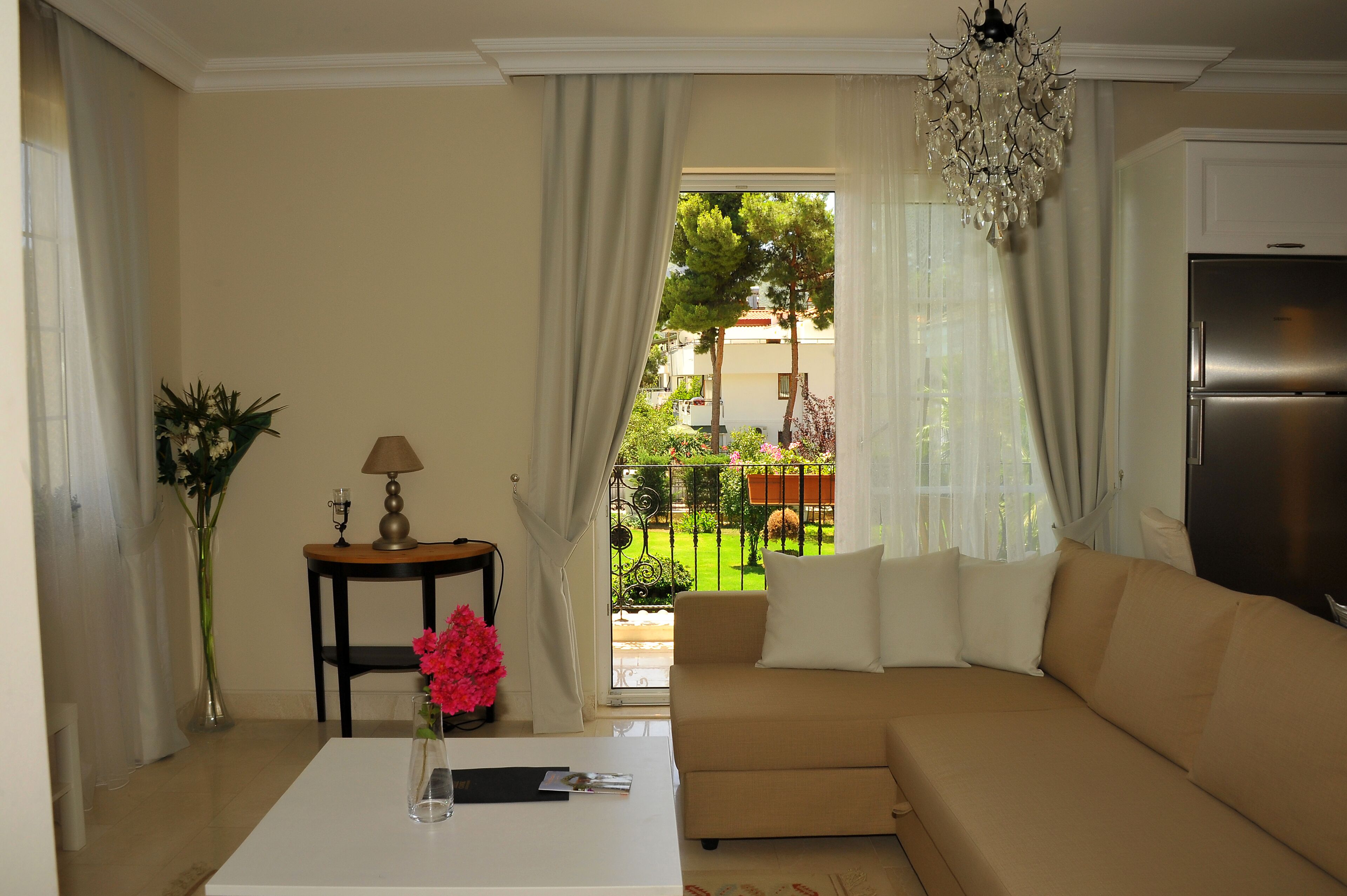 デラックス 4 人部屋 ジェットバス プールビュー | リビング エリア | 液晶テレビ