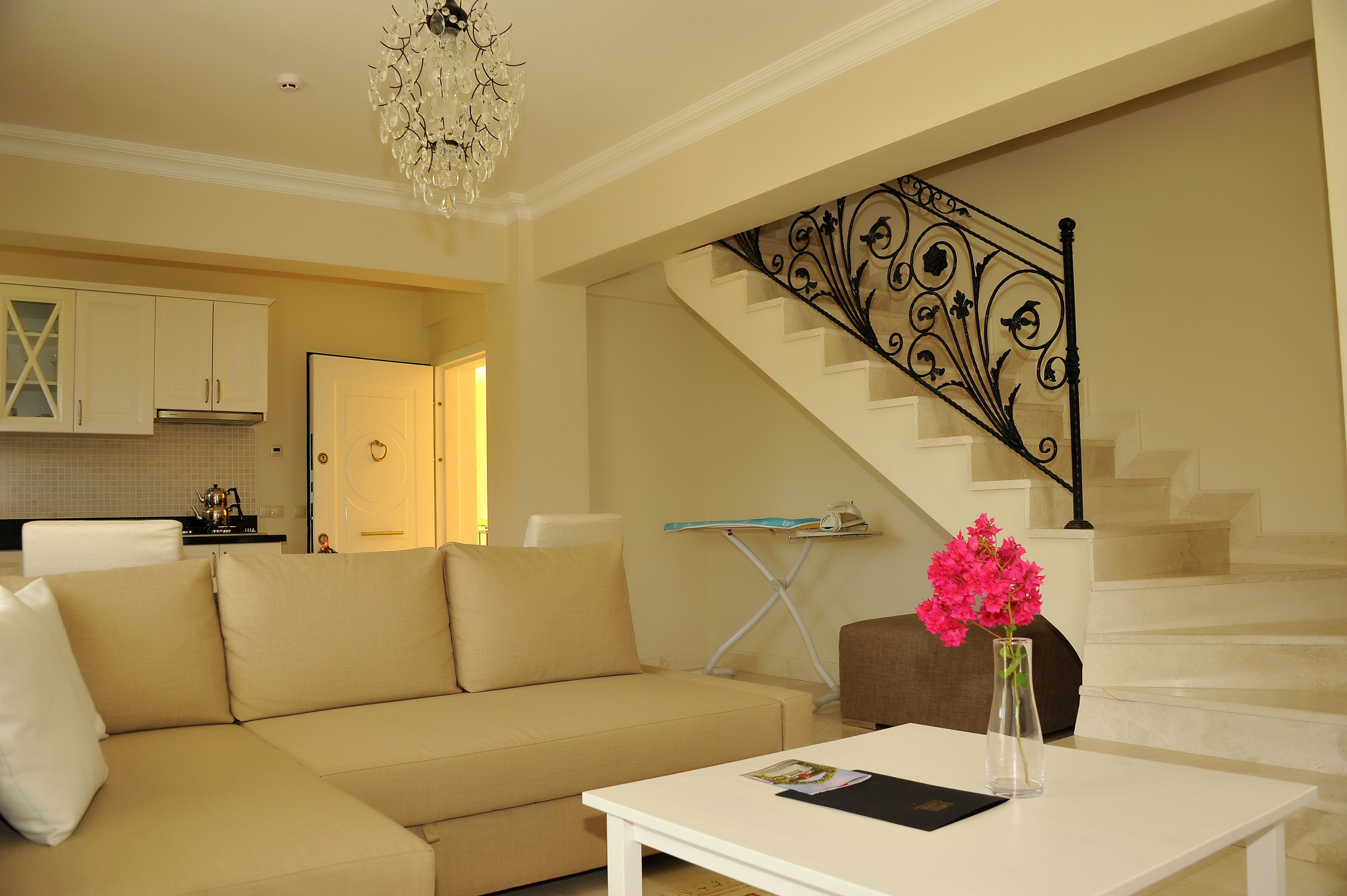 デラックス 4 人部屋 ジェットバス プールビュー | リビング エリア | 液晶テレビ