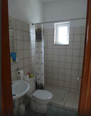 Apartment, 1 Bedroom | Bathroom | Shower, free toiletries, hair dryer