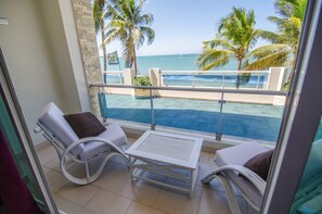 Beachfront Apartment, 2 Bedrooms, 1 Bathroom | Balkon