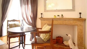 Superior Twin Room | In-room dining - MyRoom Lisboa (Lisbon)