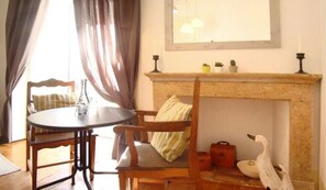 Superior Twin Room | In-room dining - MyRoom Lisboa (Lisbon)