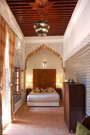 Cortinas blackout, wifi gratis y ropa de cama