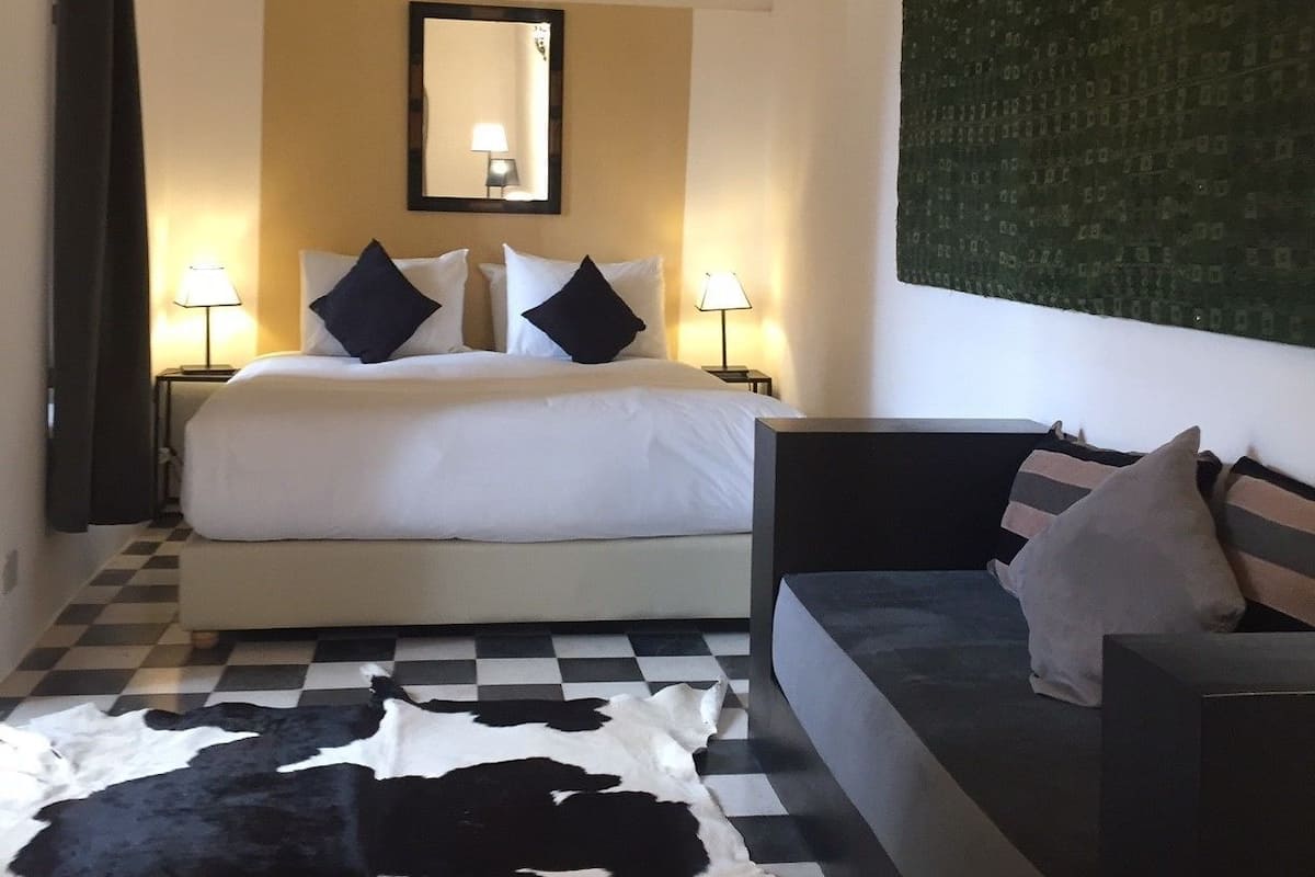 Cortinas blackout, wifi gratis y ropa de cama