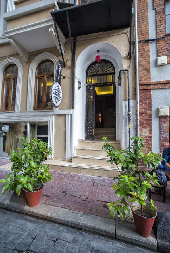 Double Room | 1 bedroom, premium bedding, free minibar, in-room safe - Taksim Park  (Istanbul)