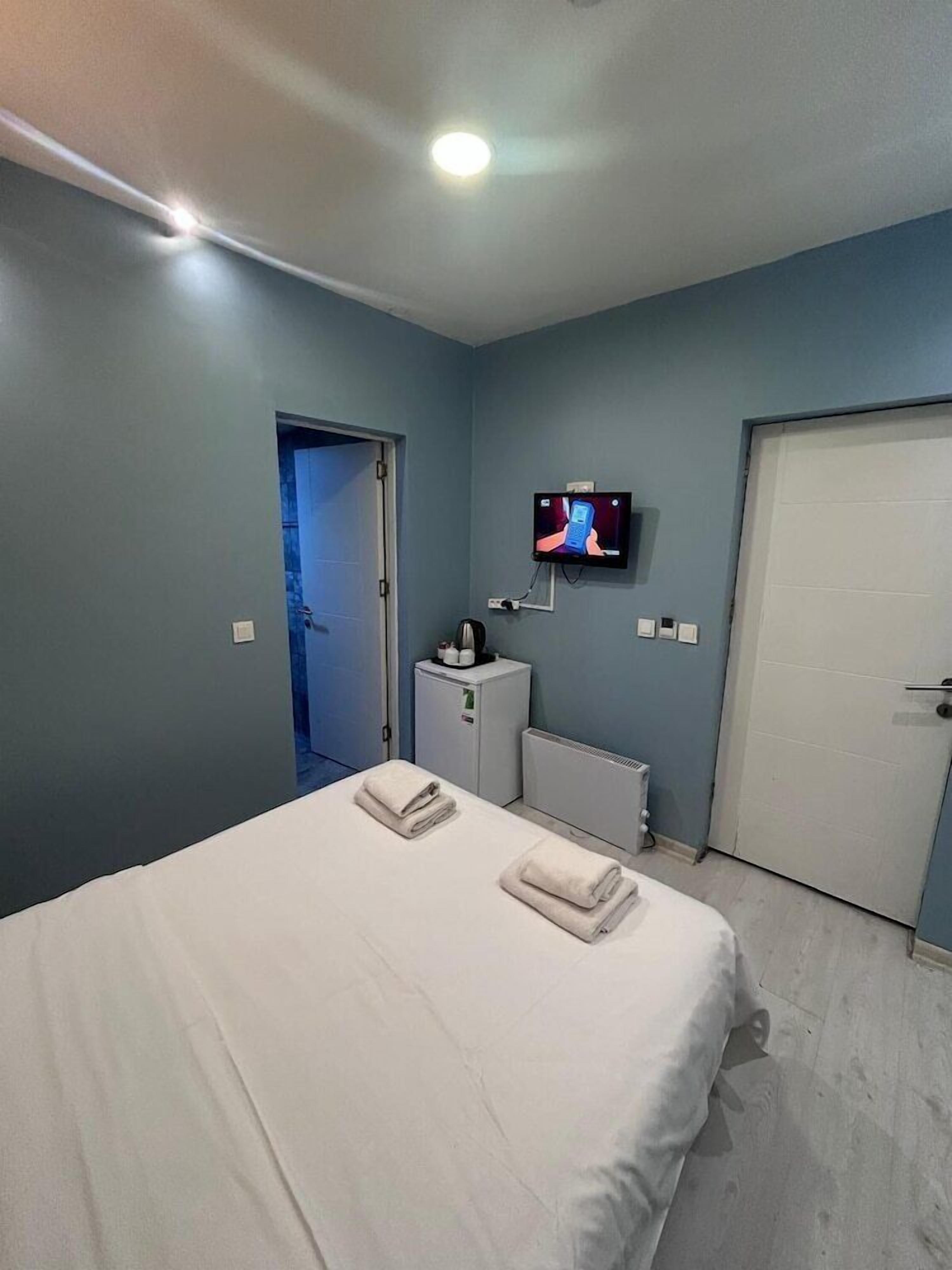 1 quarto, roupas de cama premium, frigobar (abastecido com itens grátis)