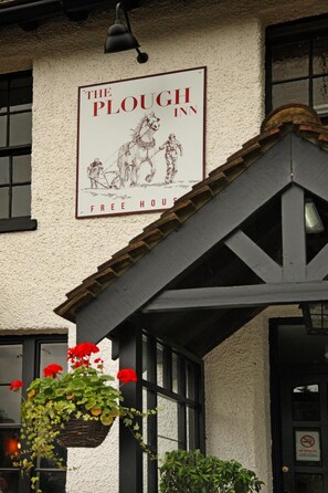 Exterior - The Plough Inn (Dorking)