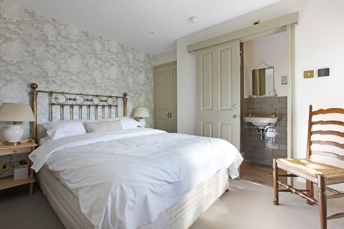 Small Double Room | Iron/ironing board, cribs/infant beds, free WiFi, bed sheets