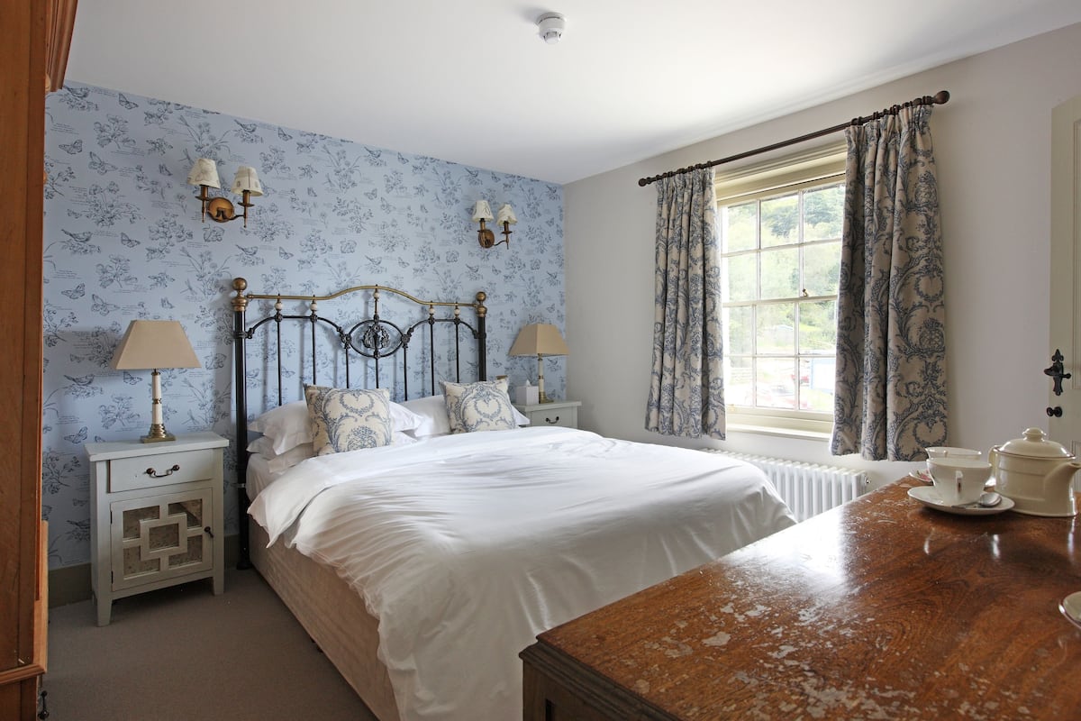 Classic Double Room | Iron/ironing board, cribs/infant beds, free WiFi, bed sheets