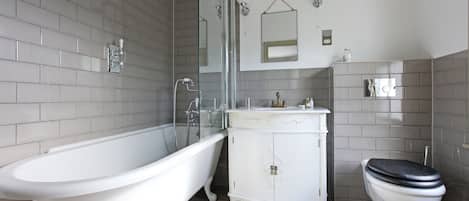 Family Double or Twin Room | Bathroom | Free toiletries, hair dryer, towels