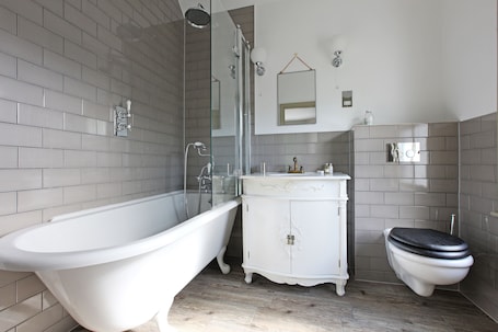 Family Double or Twin Room | Bathroom. The Plough Inn