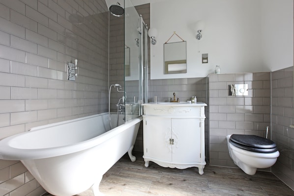 Family Double or Twin Room | Bathroom | Free toiletries, hair dryer, towels
