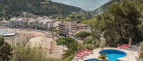 Piscina externa, guarda-sóis, espreguiçadeiras