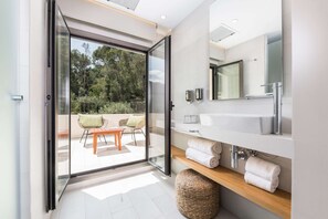 Een douche, gratis toiletartikelen, pantoffels, handdoeken
