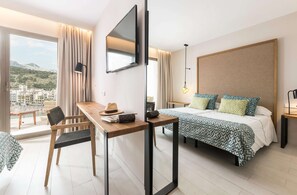 Een minibar, een kluis op de kamer, een bureau, verduisterende gordijnen