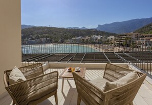 Tweepersoonskamer, uitzicht op zee | Een minibar, een kluis op de kamer, een bureau, verduisterende gordijnen