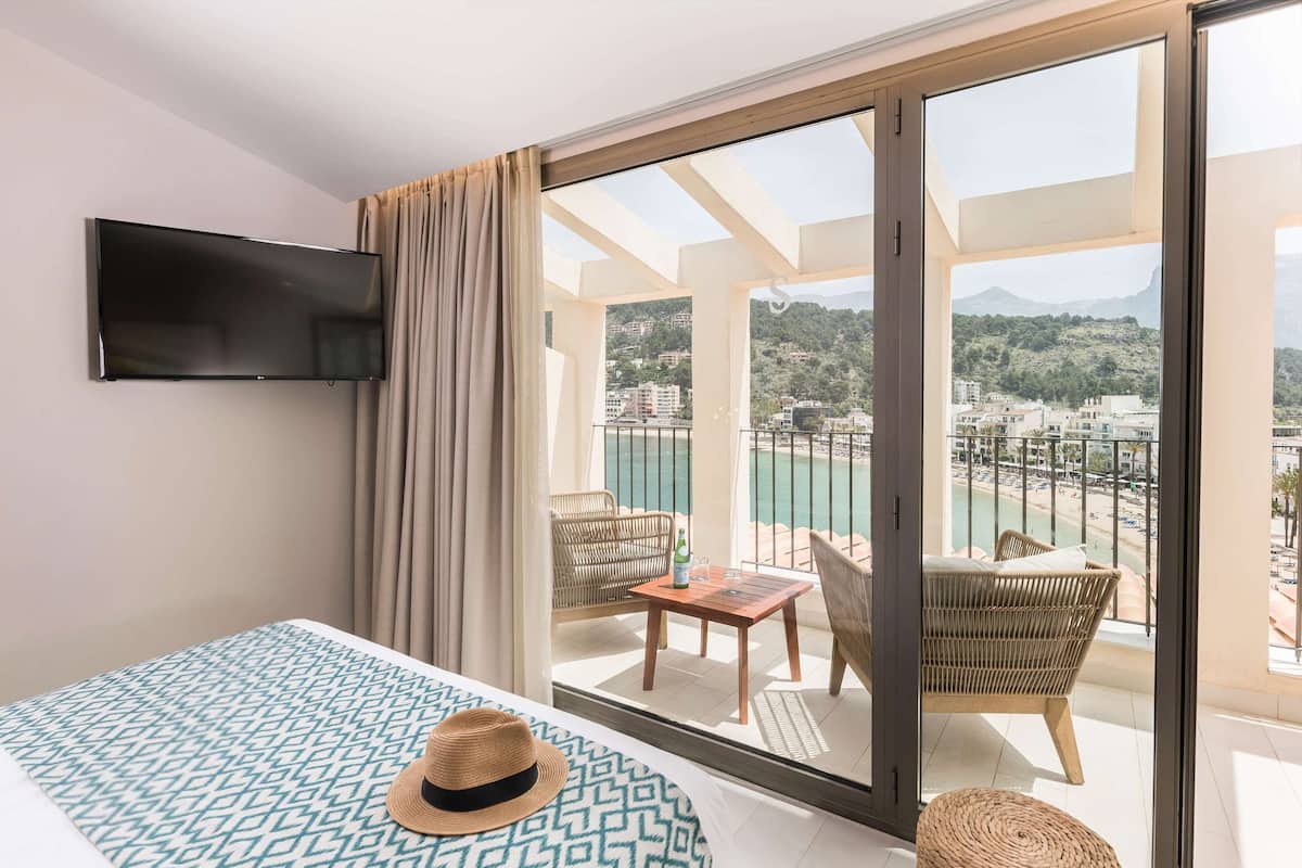 Habitación doble superior, vistas al mar | Minibar, caja fuerte, escritorio y cortinas opacas