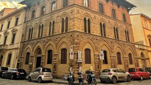 A historic building with arched windows and a stone facade. - My Guest In Florence (Florence)