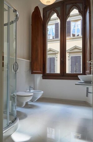 Douche, articles de toilette (gratuits), séchoir à cheveux, pantoufles