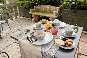 Café da manhã com buffet grátis todos os dias