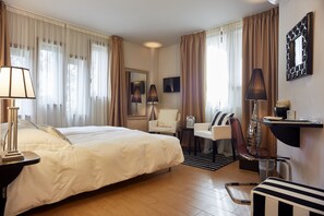Deluxe Double or Twin Room, City View | Minibar, in-room safe, desk, soundproofing - Residenza Ca' degli Enzi (Verona)